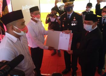Kepala Kanwil Kemenkumham Provinsi Gorontalo, Budi Sarwono bersama Asisten Pemerintahan Setda Prov Gorontalo, Sukri Botutihe, saat memberikan surat remisi kepada perwakilan dua warga binaan. Pemberian remisi tersebut digelar di halaman Lapas kelas IIA Gorontalo. Foto: Lukman Polimengo.