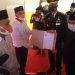 Kepala Kanwil Kemenkumham Provinsi Gorontalo, Budi Sarwono bersama Asisten Pemerintahan Setda Prov Gorontalo, Sukri Botutihe, saat memberikan surat remisi kepada perwakilan dua warga binaan. Pemberian remisi tersebut digelar di halaman Lapas kelas IIA Gorontalo. Foto: Lukman Polimengo.