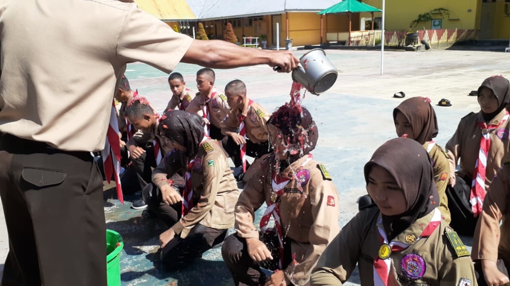 Prose4si pelantikan anggota Bantara Angkatan XIII, Gugus Depan 02-379/02-370, Pangkalan SMA Negeri 1 Kabila, Kabupaten Bone Bolango, dengan tetap memperhatikan protokol kesehatan.