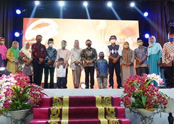 Foto bersama peraih penghargaan SUMO Awards ke 4 tahun 2020 dengan Pembina SUMO Foundation, DR. H. Suharso Monoarfa. Foto: Dokumentasi SUMO.