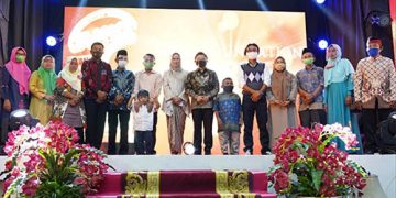 Foto bersama peraih penghargaan SUMO Awards ke 4 tahun 2020 dengan Pembina SUMO Foundation, DR. H. Suharso Monoarfa. Foto: Dokumentasi SUMO.