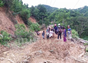 Material longsor yang menutupi jalan Trans Sulawesi, tepatnya di Desa Olele, Kecamatan Kabila Bone, Kabupaten Bone Bolango. Foto: Lukman Polimengo/mimoza.tv