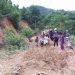 Material longsor yang menutupi jalan Trans Sulawesi, tepatnya di Desa Olele, Kecamatan Kabila Bone, Kabupaten Bone Bolango. Foto: Lukman Polimengo/mimoza.tv