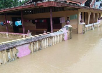 Banjir yang merendam rumah warga di Desa Tingkohubu, Kecamatan Suwawa, Kabupaten Bone Bolango. Foto: Lukman Polimengo.