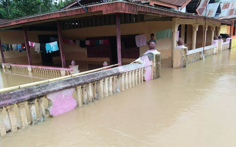 Banjir yang merendam rumah warga di Desa Tingkohubu, Kecamatan Suwawa, Kabupaten Bone Bolango. Foto: Lukman Polimengo.