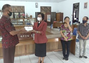 Pengurus GPIG saat menerima mabtuan masker dari Polda Gorontalo.