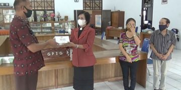 Pengurus GPIG saat menerima mabtuan masker dari Polda Gorontalo.