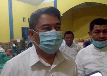 Bupati Bone Bolango, Hamim Pou, diwawancarai usai kunjungan ke lokasi bencana, Kamis (10/9/2020). Foto: Lukman Polimengo.