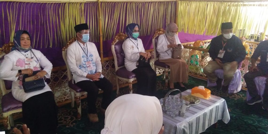 Kandidat bakal pasangan calon Bupati dan Wakil Bupati Bone Bolango, Hamim Pou bersama Merlin Uloli mendaftarkan diri di Komisi Pemilihan Umum (KPU) Bone Bolango, Jumat (4/9/2020). Foto: Lukman Polimengo.