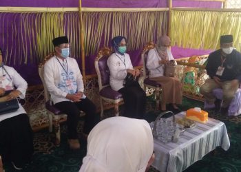 Kandidat bakal pasangan calon Bupati dan Wakil Bupati Bone Bolango, Hamim Pou bersama Merlin Uloli mendaftarkan diri di Komisi Pemilihan Umum (KPU) Bone Bolango, Jumat (4/9/2020). Foto: Lukman Polimengo.