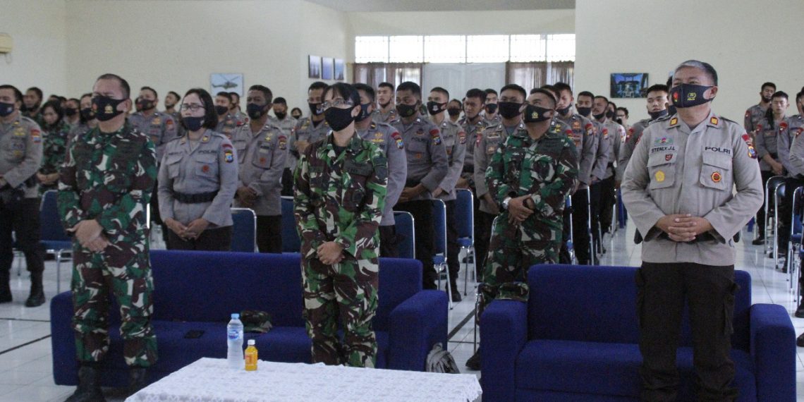 Komandan Lanud Sam Ratulangi Kolonel Pnb Abram Tumanduk berpose dengan AKP Stenly Lungkang, S.E dan Penceramah Ev. Indriati Tjipto Purnowo, Mrc, Arch, D.Min;  serta seluruh umat Kristiani anggota TNI AU dan anggota Brimob Polda Sulut, di Gedung Balai Prajurit Pangkalan TNI AU Sam Ratulangi, Manado, Mapanget, Sulawesi Utara; Kamis  (17/09/2020).