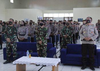 Komandan Lanud Sam Ratulangi Kolonel Pnb Abram Tumanduk berpose dengan AKP Stenly Lungkang, S.E dan Penceramah Ev. Indriati Tjipto Purnowo, Mrc, Arch, D.Min;  serta seluruh umat Kristiani anggota TNI AU dan anggota Brimob Polda Sulut, di Gedung Balai Prajurit Pangkalan TNI AU Sam Ratulangi, Manado, Mapanget, Sulawesi Utara; Kamis  (17/09/2020).