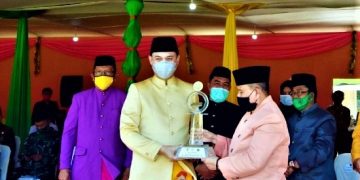 Wakil Wali Kota Gorontalo Ryan F. Kono, saat menerima Piala Bergilir MTQ Tingkat Provinsi Gorontalo, yang diserahkan Wakil Gubernur Gorontalo Idris Rahim, Senin 14/9/2020)
