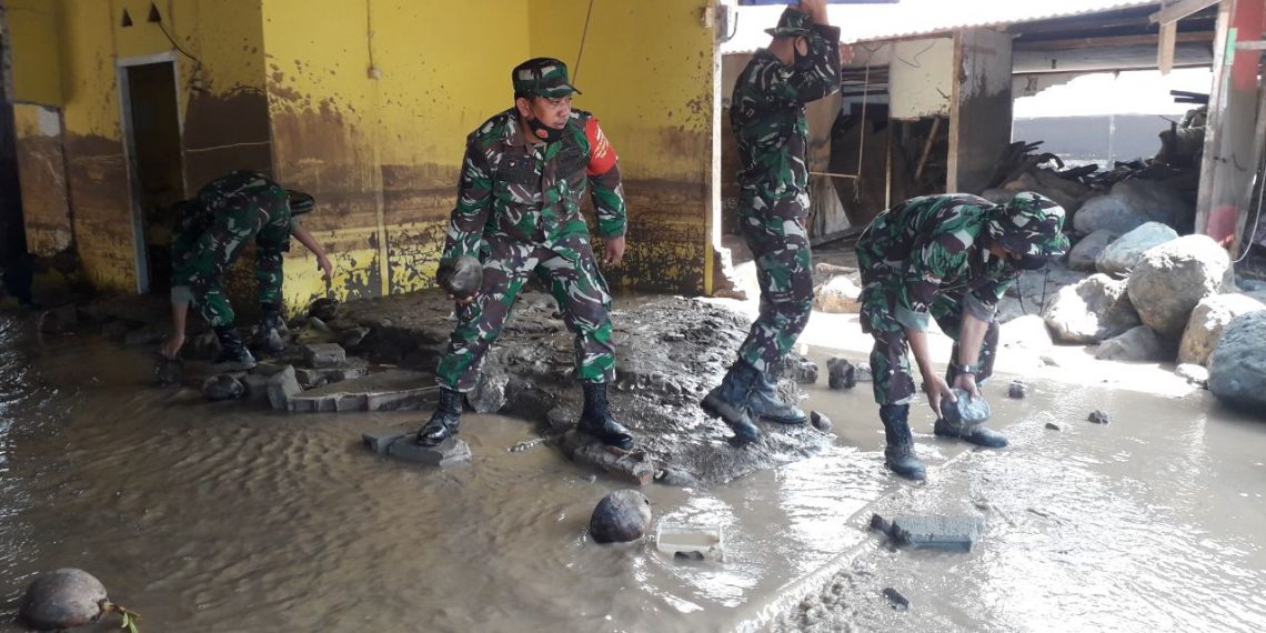 Jajaran Kodim 1304 Gorontalo saat membantu membersihkan rumah warga yang rusak dihantam banjir pada Senin (7/9/2020).