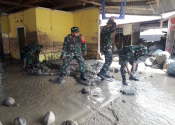 Jajaran Kodim 1304 Gorontalo saat membantu membersihkan rumah warga yang rusak dihantam banjir pada Senin (7/9/2020).