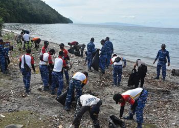 Dalam rangka menyongsong HUT TNI ke 75, Pangkalan Udara (Lanud) Maimun Saleh bersama prajurit serta warga di daerah perbatasan, menggelar karya karya bakti yang dilaksanakan di Pantai Teuping Meuneng, Balohang, Kota Sabang, Provinsi Aceh, Rabu (30/9/2020)., Rabu(30/09/2020).