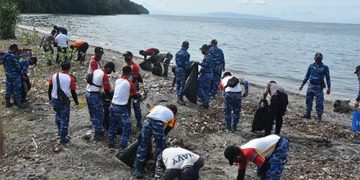 Dalam rangka menyongsong HUT TNI ke 75, Pangkalan Udara (Lanud) Maimun Saleh bersama prajurit serta warga di daerah perbatasan, menggelar karya karya bakti yang dilaksanakan di Pantai Teuping Meuneng, Balohang, Kota Sabang, Provinsi Aceh, Rabu (30/9/2020)., Rabu(30/09/2020).