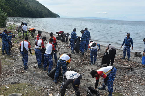 Dalam rangka menyongsong HUT TNI ke 75, Pangkalan Udara (Lanud) Maimun Saleh bersama prajurit serta warga di daerah perbatasan, menggelar karya karya bakti yang dilaksanakan di Pantai Teuping Meuneng, Balohang, Kota Sabang, Provinsi Aceh, Rabu (30/9/2020)., Rabu(30/09/2020).