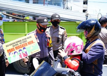 PP, Polda Gorontalo Gelar Operasi Yustisi
Gorontalo, mimoza.tv - Dalam rangka penegakan kepatuhan terhadap protokol kesehatan, Polda Gorontalo menggelar Operasi Yustisi, yang dimulai pada hari ini, Senin (14/9/2020). Bahkan tak tanggung-tanggung, untuk lebih mengoptimalkan operasi tersebut, Polda Gorontalo menggadeng TNI dan Satpol PP.