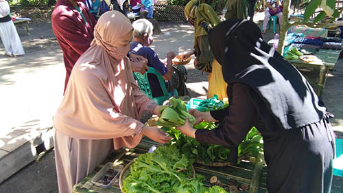 Aktivitas di Pasar Seni Warga yang berada di Desa Huntu Selatan, Kecamatan Bulango Selatan, Kabupaten Bone Bolango.