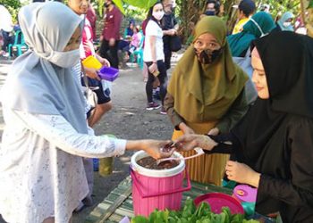 Selain konsep ramah lingkungan, Pasar Seni Warga juga ini patuh dengan protokol kesehatan. Hal ini dibuktikan dengan keberadaan kepingan koin sebagai alat jual beli.