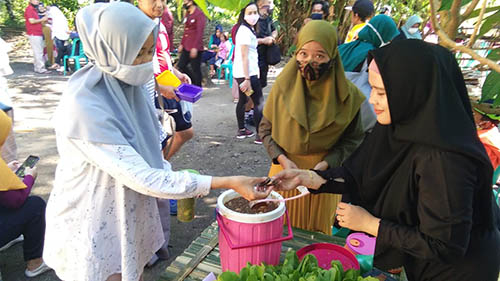 Selain konsep ramah lingkungan, Pasar Seni Warga juga ini patuh dengan protokol kesehatan. Hal ini dibuktikan dengan keberadaan kepingan koin sebagai alat jual beli.