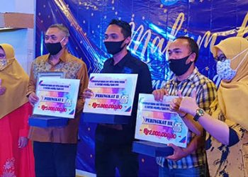 Tiga media peraih penghargaan penggunaan bahasa Indonesia yang baik dan benar oleh Balai Bahasa Gorontalo. Foto: Banthayo.com
