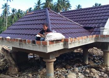 Kondisi rumah Idun di Dusun III, Desa Mamungaa Timur, Kecamatan Bulawa, Kabupaten Bone Bolango pasca diterjang banjir dan longsor pada Senin (07/09/2020). Foto: Lukman Polimengo.