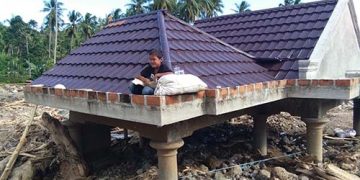 Kondisi rumah Idun di Dusun III, Desa Mamungaa Timur, Kecamatan Bulawa, Kabupaten Bone Bolango pasca diterjang banjir dan longsor pada Senin (07/09/2020). Foto: Lukman Polimengo.