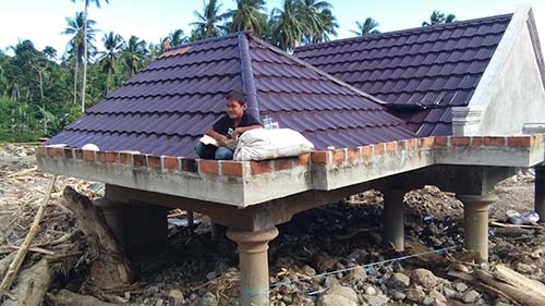 Kondisi rumah Idun di Dusun III, Desa Mamungaa Timur, Kecamatan Bulawa, Kabupaten Bone Bolango pasca diterjang banjir dan longsor pada Senin (07/09/2020). Foto: Lukman Polimengo.