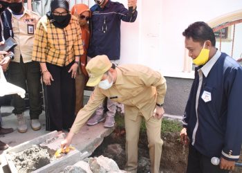 Wakil Wali Kota Gorontalo, Ryan Cono saat peletakan batu pertama pembangunan saluran air di Kelurahan Tombulilato Selatan, Kecamatan Dungingi , Selasa (22/9/2020)