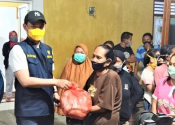 Wakil Wali Kota Gorontalo Ryan F. Kono, saat merahkan bantuan makanan siap saji kepada seorang warga korban bencana banjir di Kota Gorontalo.(f/doc).