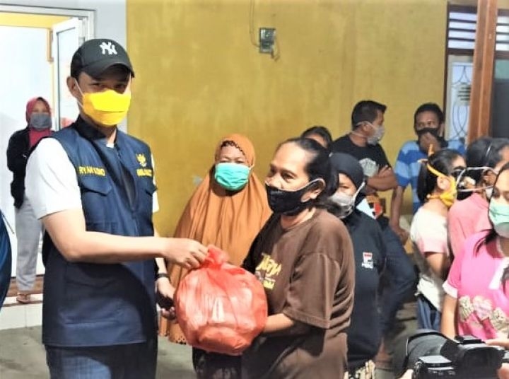 Wakil Wali Kota Gorontalo Ryan F. Kono, saat merahkan bantuan makanan siap saji kepada seorang warga korban bencana banjir di Kota Gorontalo.(f/doc).