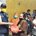 Wakil Wali Kota Gorontalo Ryan F. Kono, saat merahkan bantuan makanan siap saji kepada seorang warga korban bencana banjir di Kota Gorontalo.(f/doc).