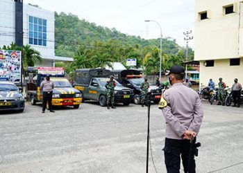 Kapolres Gorontalo Kota AKBP. Desmont Harjendro saat memberikan arahan dalam apel kesiapan Tim Pemburu Pelanggar Prokes Covid-19 di halaman Mako Polres Gorontalo Kota, Senin (28/9/2020).