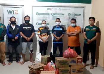 Komunitas Sedcom Chapter Gorontalo saat menyalurkan bantuan kemanusiaan bagi warga terdampak bencana di Kecamatan Bulawa, Kabupaten Bone Bolango. Foto: Dokumentasi Sedcom Chapter Gorontalo.