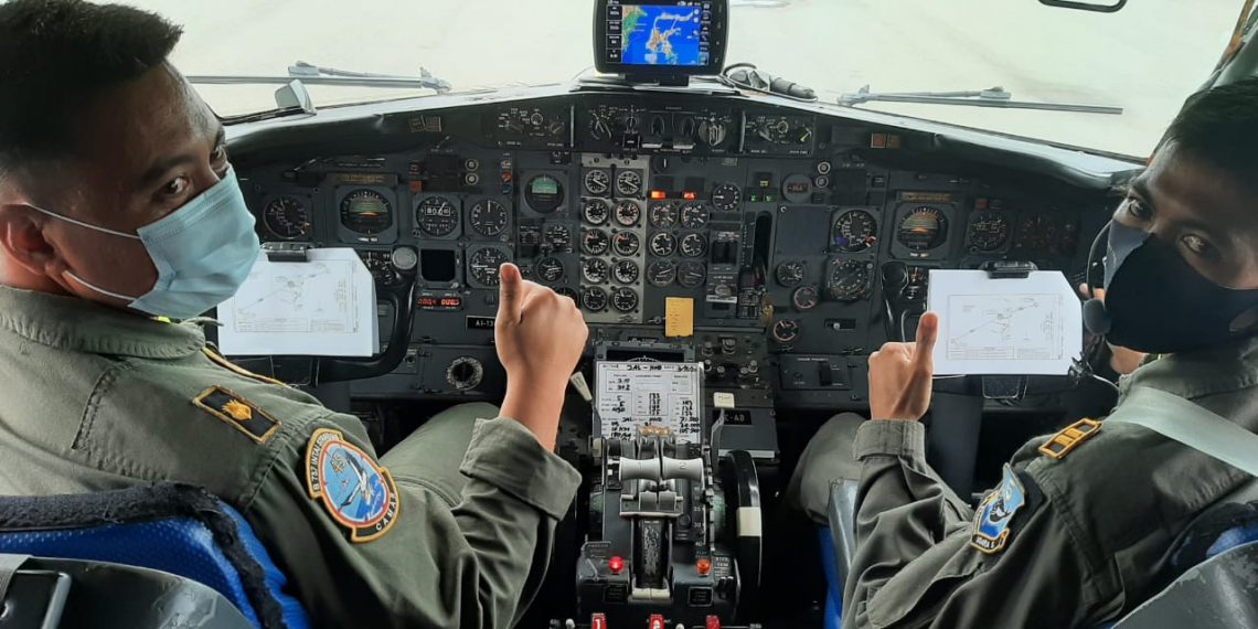 Pilot pesawat Pesawat Boeing 737 – 200 dengan tail number AI – 7304 Mayor Pnb Hendro Sukamdani didampingi Co-Pilot Lettu Pnb Hafiz Avinata	dalam ruang cockpit pesawat, dengan misi Operasi Sayap Tarsius, Kamis (03/09/2020). Foto: Prada Syahril Oleng.
