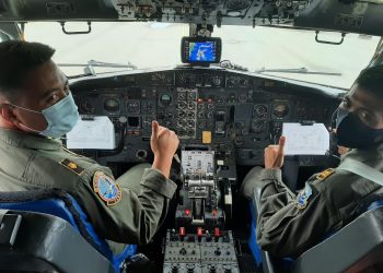 Pilot pesawat Pesawat Boeing 737 – 200 dengan tail number AI – 7304 Mayor Pnb Hendro Sukamdani didampingi Co-Pilot Lettu Pnb Hafiz Avinata	dalam ruang cockpit pesawat, dengan misi Operasi Sayap Tarsius, Kamis (03/09/2020). Foto: Prada Syahril Oleng.