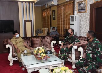 Wali Kota Gorontalo, Marten Taha saat5 menerima kunjungan Komandan Lanud Sam Ratulangi Kolonel Pnb. Abram Tumanduk berserta rombongan di Kantor Walikota Gorontalo, Selasa (13/10/2020).