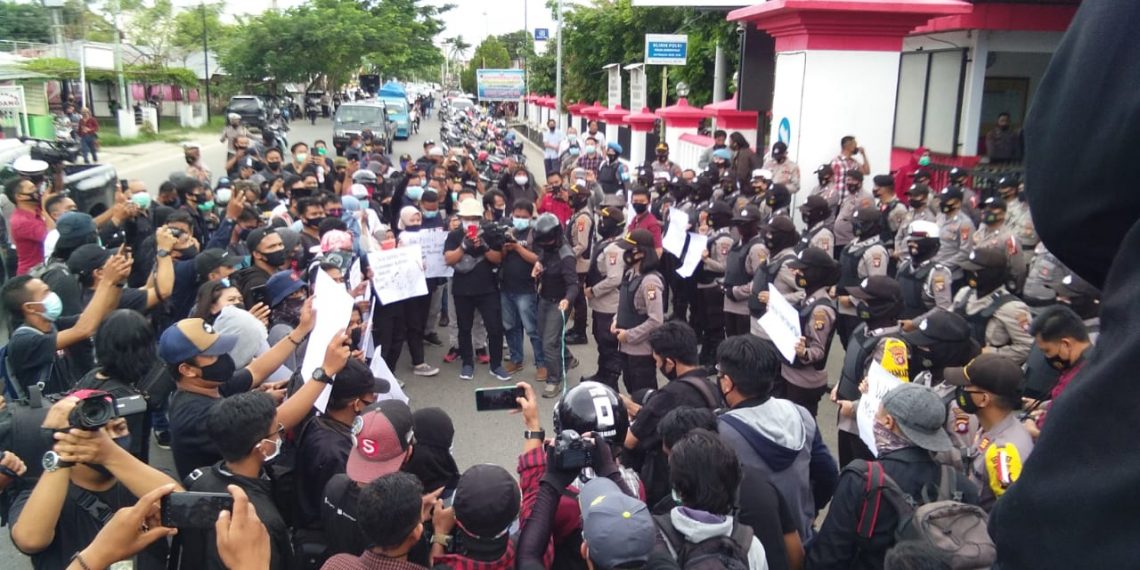 Demo ratusan wartawan yang menggelar unjuk rasa damai di depan Polda Gorontalo, Kamis (15/10/2020)