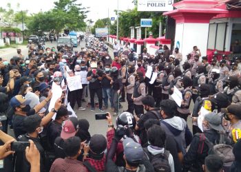 Demo ratusan wartawan yang menggelar unjuk rasa damai di depan Polda Gorontalo, Kamis (15/10/2020)