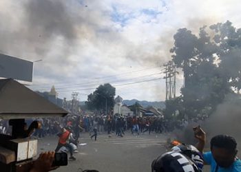 Aksi demo menolak Undang-Undang Cipta Kerja yang digelar di Simpang Lima Kota Gorontalo  pada Senin (12/10/2020) berlangsung ricuh.