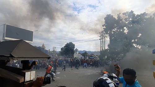 Aksi demo menolak Undang-Undang Cipta Kerja yang digelar di Simpang Lima Kota Gorontalo  pada Senin (12/10/2020) berlangsung ricuh.
