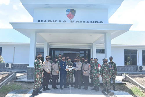 Jajaran Lanud Maimun Saleh, Kota Sabang saat mendapat kue kejutan dari personil Polres Kota Sabang pada HUT TNI ke 75.