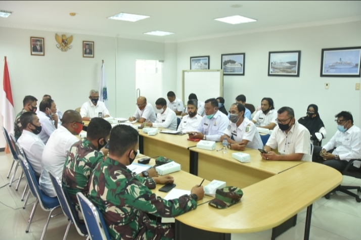 Rapat koordinasi tentang penyusunan rencana pembukaan kembali rute penerbangan Bandar Udara Internasional Maimun Saleh,Rabu (7/10/2020).