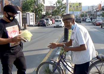 Jelang Hari Ulang Tahun (HUT) ke 52 puluhan alumni angkatan 2002 Sekolah Menengah Kejuruan (SMK) Negeri 3 Kota Gorontalo menggelar bakti sosial berupa bagi-bagi masker kepada pengendara yang melintas di Bundaran Saronde, Kamis (12/11/2020).