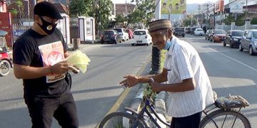 Jelang Hari Ulang Tahun (HUT) ke 52 puluhan alumni angkatan 2002 Sekolah Menengah Kejuruan (SMK) Negeri 3 Kota Gorontalo menggelar bakti sosial berupa bagi-bagi masker kepada pengendara yang melintas di Bundaran Saronde, Kamis (12/11/2020).