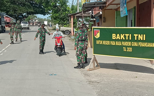 Sebagai wujud keprihatinan kepada masyarakat, Korem 133/Nani Wartabone melalui personel Detasemen Markas (Denma) yang tergabung dalam satuan pengamanan Covid – 19 melakukan operasi pengamanan penggunaan masker kepada masyarkat di beberapa pusat keramaian, seperti di Pasar Isimu, Pasar Pulubala, Bundaran Patung BJ. Habibie, Bundaran Masjid Isimu serta Jalan Trans Sulawesi, Senin (9/11/2020).