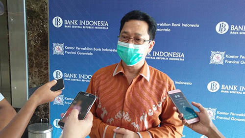 Kepala Perwakilan Bank Indonesia Provinsi Gorontalo, Budi Widihartanto saat diwawancarai awak media. Foto: Lukman Polimengo.