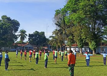Pangkalan TNI AU (Lanud) “Tentara Langit” Sam Ratulangi melaksanakan kegiatan Tes Kesegaran Jasmani yang diikuti oleh seluruh personil, yang digelar di Lapangan Dirgantara Lanud Sam Ratulangi Manado, Mapanget, Sulawesi Utara, Senin (10/11/2020).